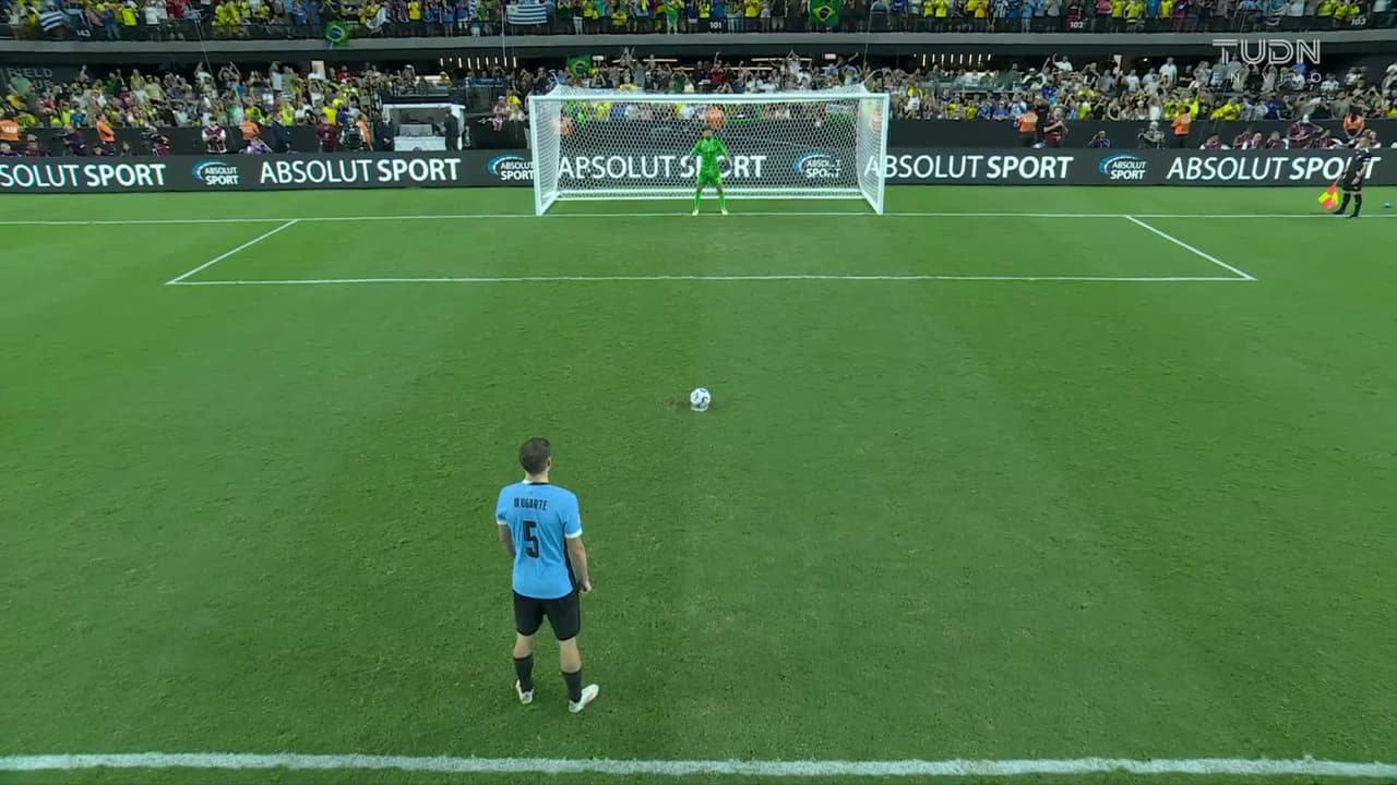 ¡GOL!  anota para Uruguay. Manuel Ugarte