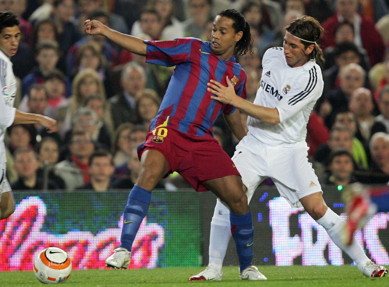 Ronaldinho intenta burlarse de Sergio Ramos pero recibió respuesta épica