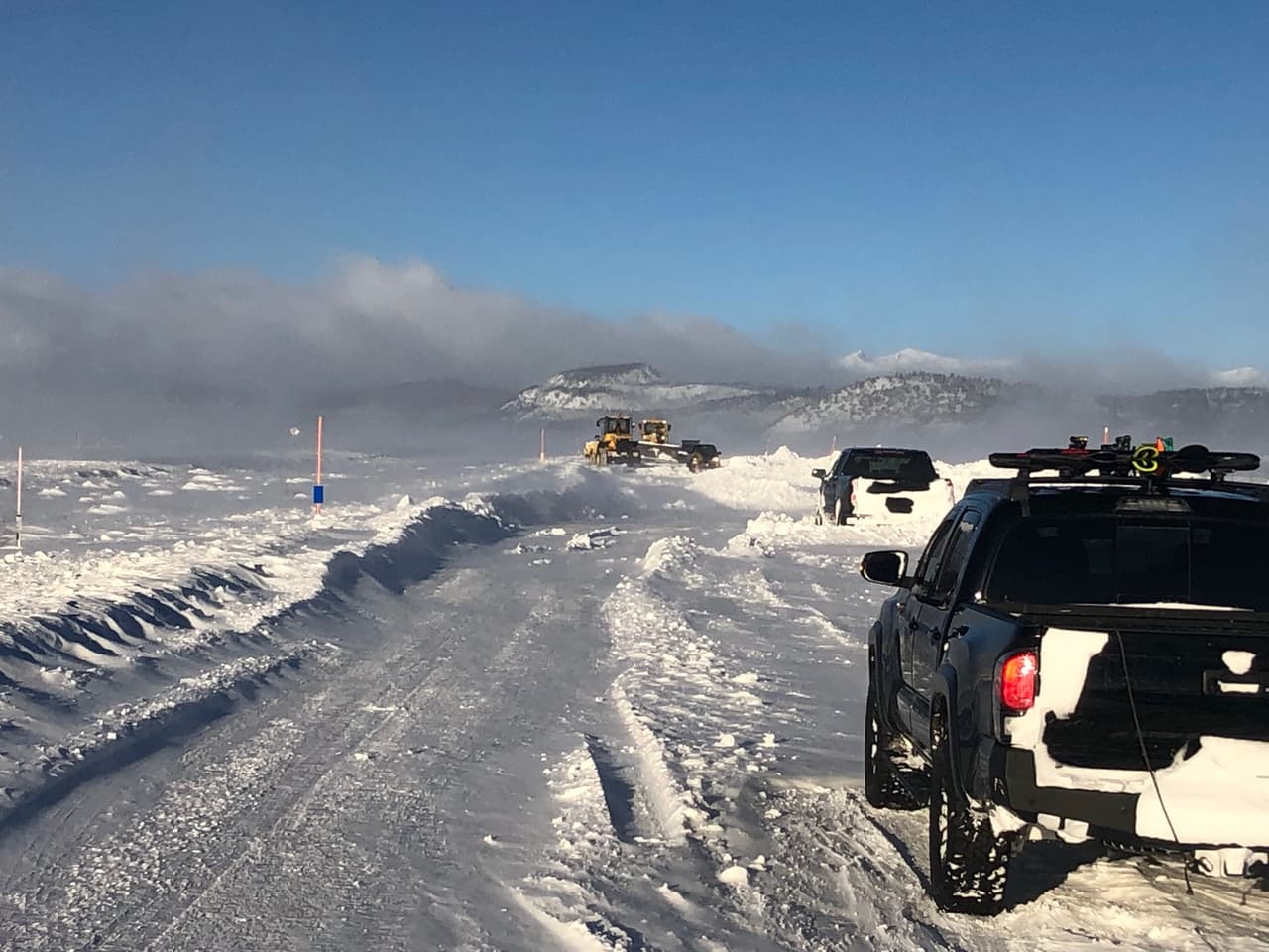 Caltrans compartió las imágenes de sus cuadrillas limpiando la vía, tras la
<b><a href="https://www.univision.com/local/los-angeles-kmex/lluvia-tormenta-invernal-en-camino-los-angeles-california">tormenta invernal</a></b>, buscando retomar el paso por la zona para los turistas y locales.