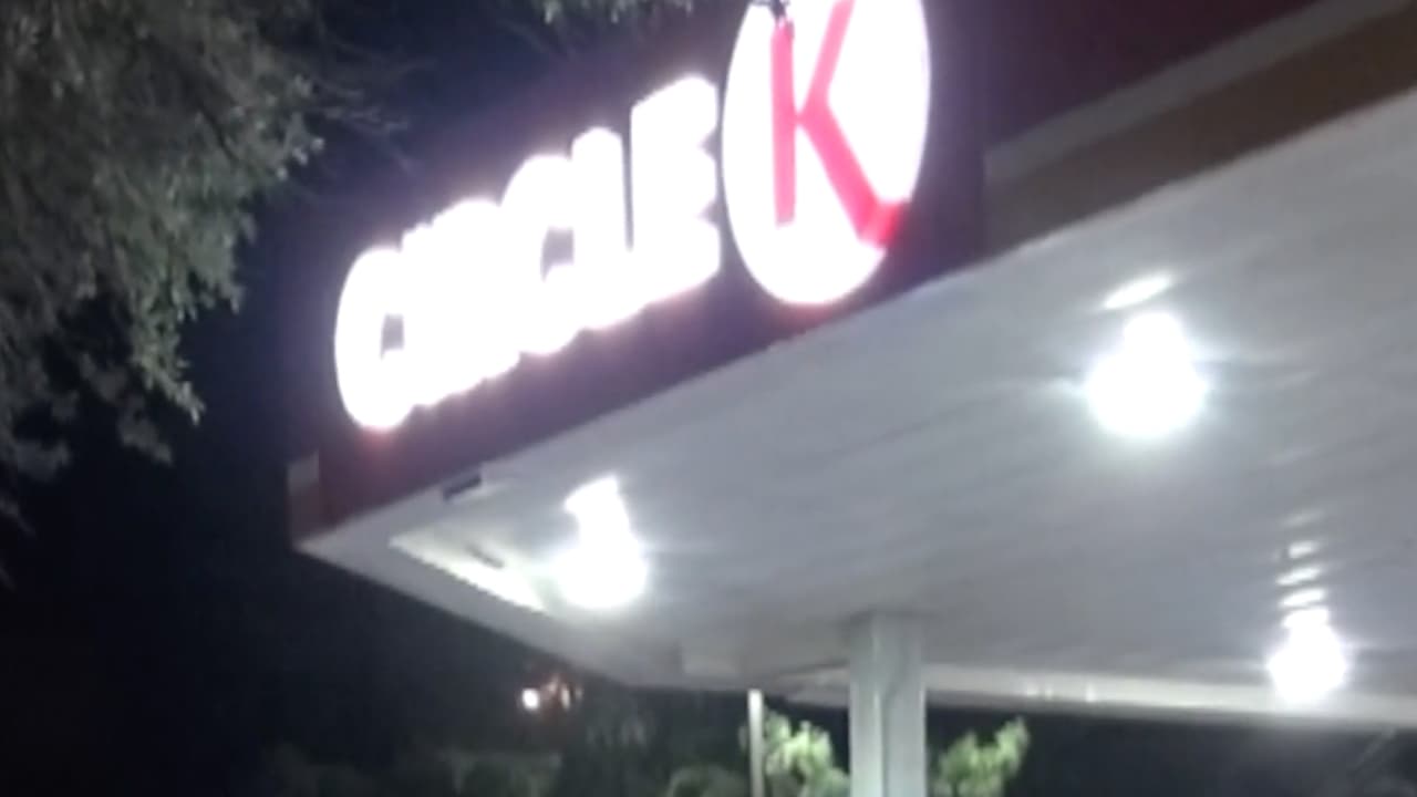 Al llegar al establecimiento Circle K ubicado en el 12702 de Whittington Drive, las autoridades encontraron a un hombre con una herida de bala en la pierna.