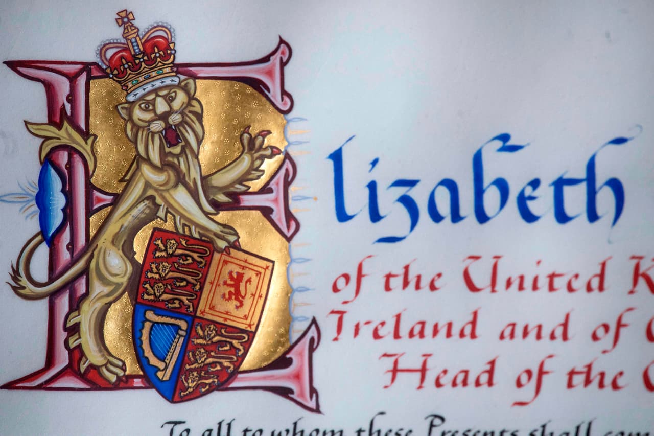 Tras el 
<b><a href="https://www.univision.com/entretenimiento/nace-el-hijo-del-principe-william-y-kate-middleton">nacimiento</a></b> del tercer hijo de los duques de Cambridge, el príncipe William y Kate Middleton, Harry de Gales fue desplazado al sexto lugar en el orden de sucesión al trono.