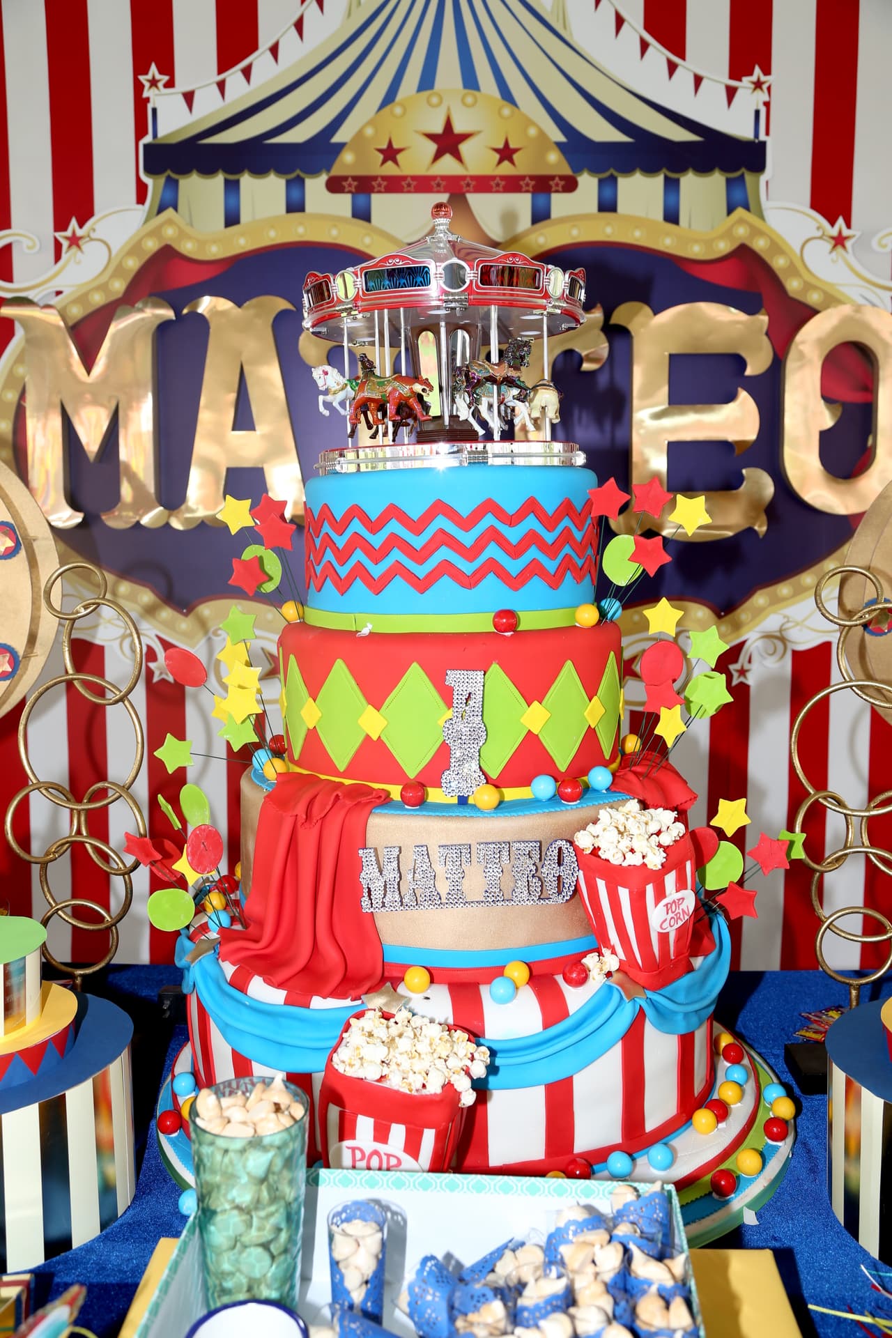 Detalles del hermoso cake.