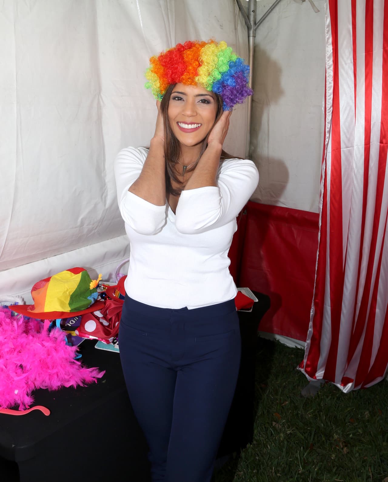 ¿Qué tal se ve con su colorida peluca de payasito?