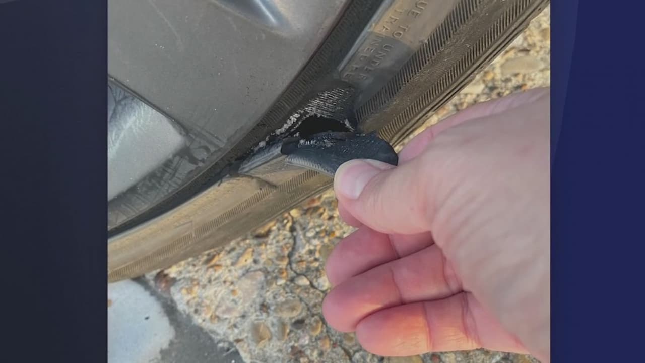 Uno de los afectados le relató a Noticias Univision 23 el día que su esposa lo llamó para avisarle que se le había desinflado una llanta de su vehículo, cuando viajaba sobre la rampa que conecta la autopista 30 hacia el oeste con la 635 hacia el sur. Según ella y al menos otros seis conductores, no pudieron evitar caer en un hueco en una de las vías del proyecto 635 East, que adelanta el departamento estatal de transporte.