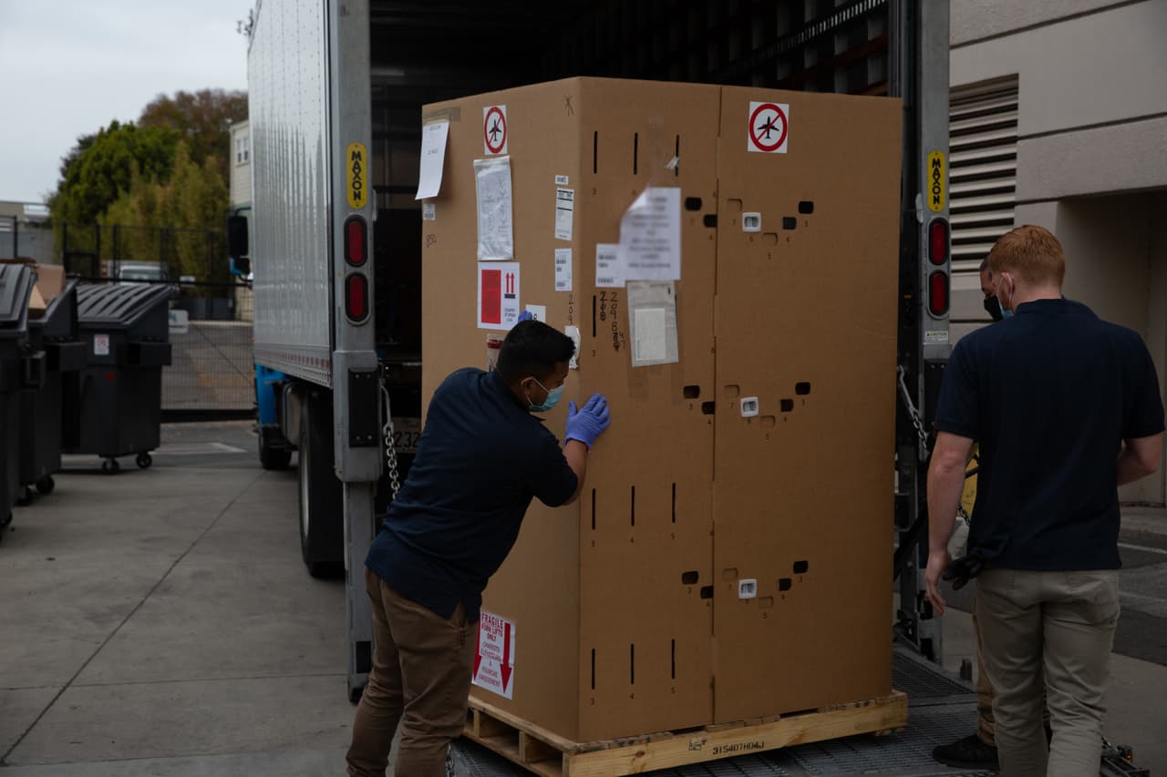 Los congeladores para la vacuna contra el coronavirus llegaron a un centro médico de Kaiser Permanente del Norte de California el viernes 11 de diciembre.