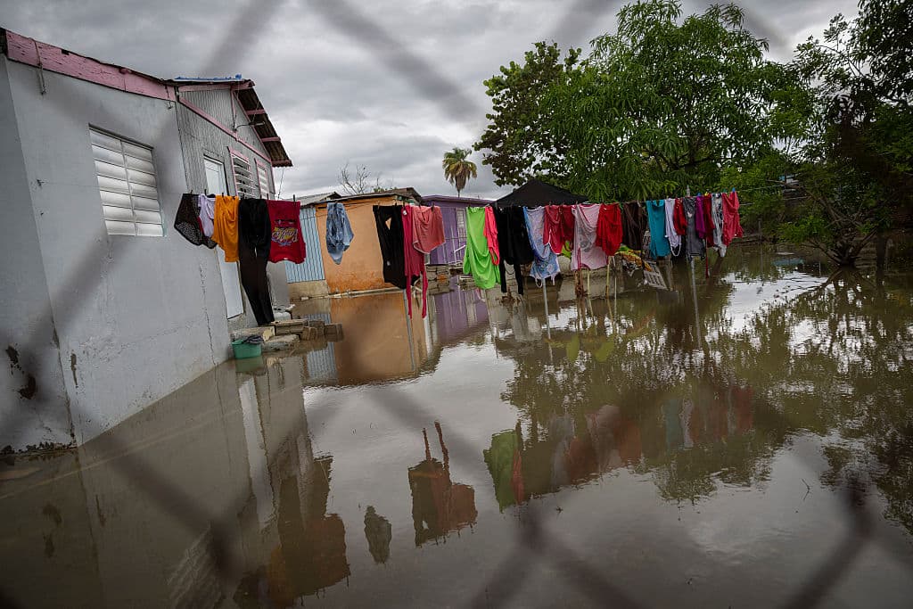 En Naguabo tampoco se podía salir al patio por la ropa tendida, pues llovió tanto que la inundación lo impedía. Y según el 
<b>Servicio Nacional de Meteorología</b>, las lluvias intermitentes y fuertes vientos asociados al 
<b><a href="https://www.univision.com/local/north-carolina-wuvc/huracan-erin-carolina-del-norte-que-pasara" target="_blank">huracán Erin</a></b> afectarían la isla hasta el domingo en la noche.