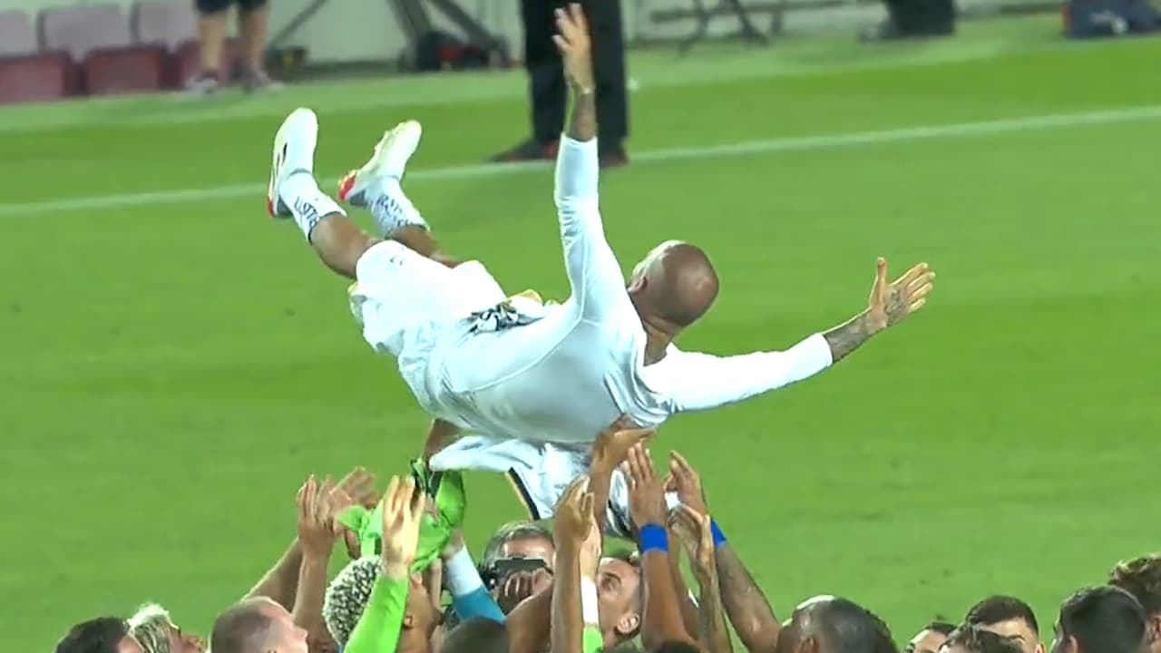 ¡El Rey del Camp Nou! Dani Alves levantó el trofeo Joan Gamper