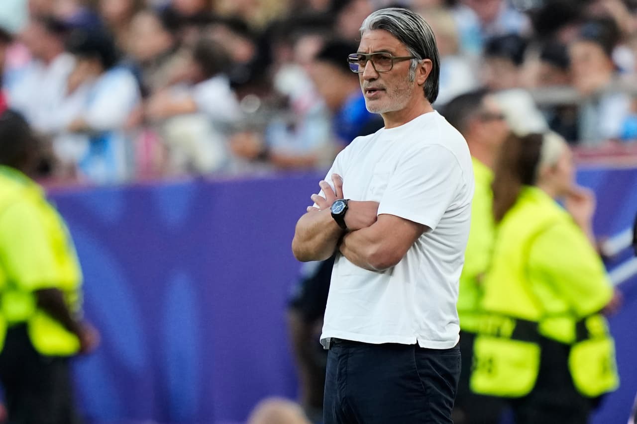 El seleccionador de Suiza, Murat Yakin, observa desde la banda el partido de cuartos de final de la Copa Mundial de Fútbol contra Argentina en Kansas City, Missouri, el sábado 11 de julio de 2026.