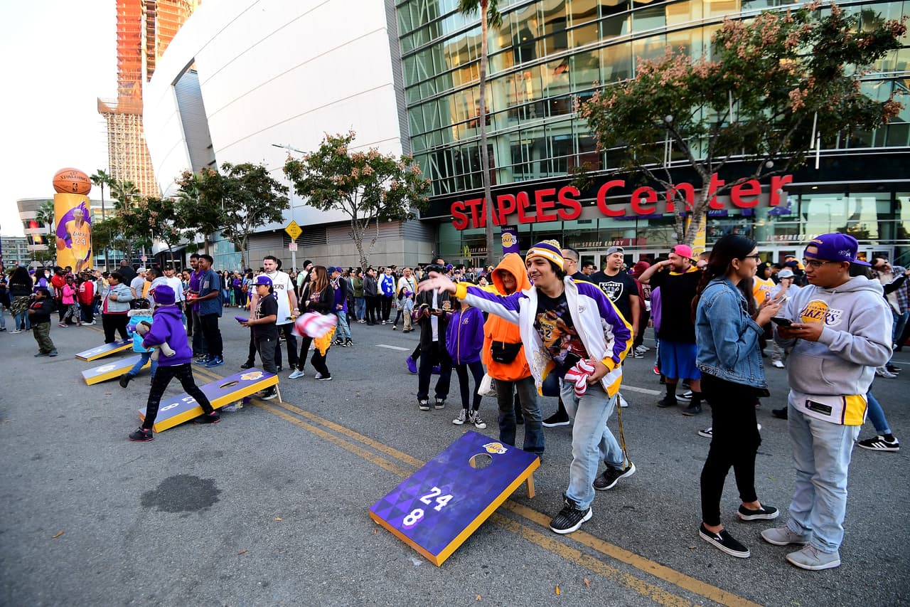 Asi disfrutan los fanáticos a las afueras del Staples Center en 'Kobeland'.