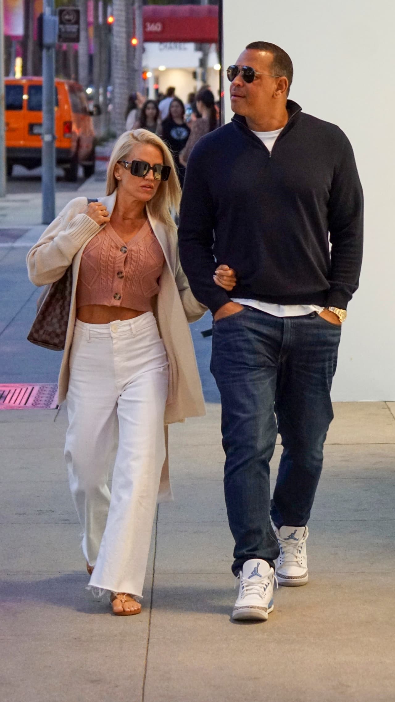 “Los amigos dicen que [Alex] está muy feliz y disfrutando de [su] tiempo juntos. […] ¡Ella es genial!”, le dijo entonces un informante al medio. 
<br>