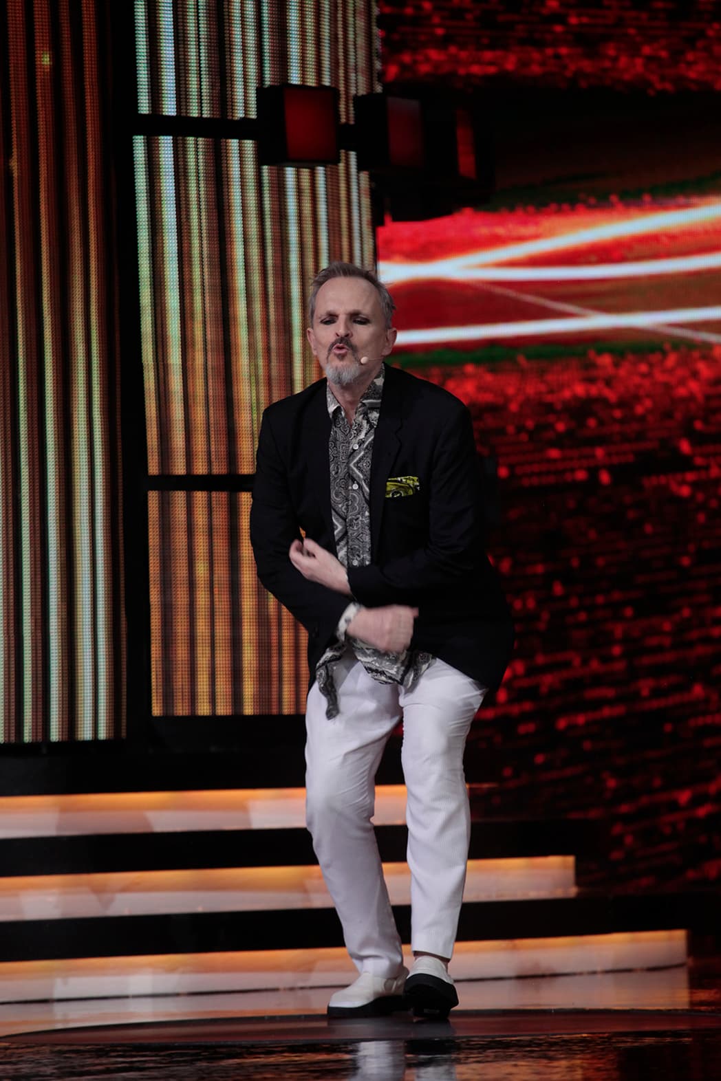 Primero permaneció a un lado del escenario y después pasó al centro de la pista.