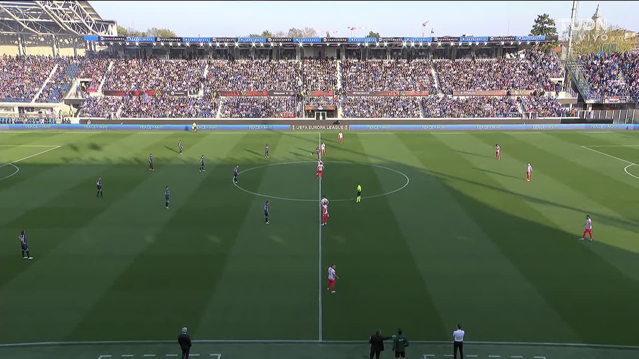 Arranca el partido y la pelota está en juego.