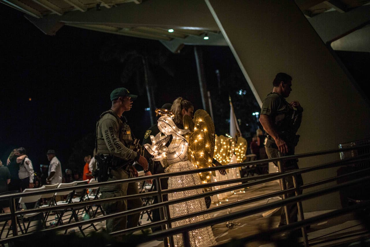 Numerosos agentes de sheriff patrullan y vigilan el evento. En determinado momento, junto al gimnasio, corren rumores de que hay un nuevo tiroteo. Una mujer comienza a dirigir a todo el mundo hacia el interior; algunos niños entran en shock y lloran. Agentes confirman que es todo un malentendido y se vuelve a la calma.