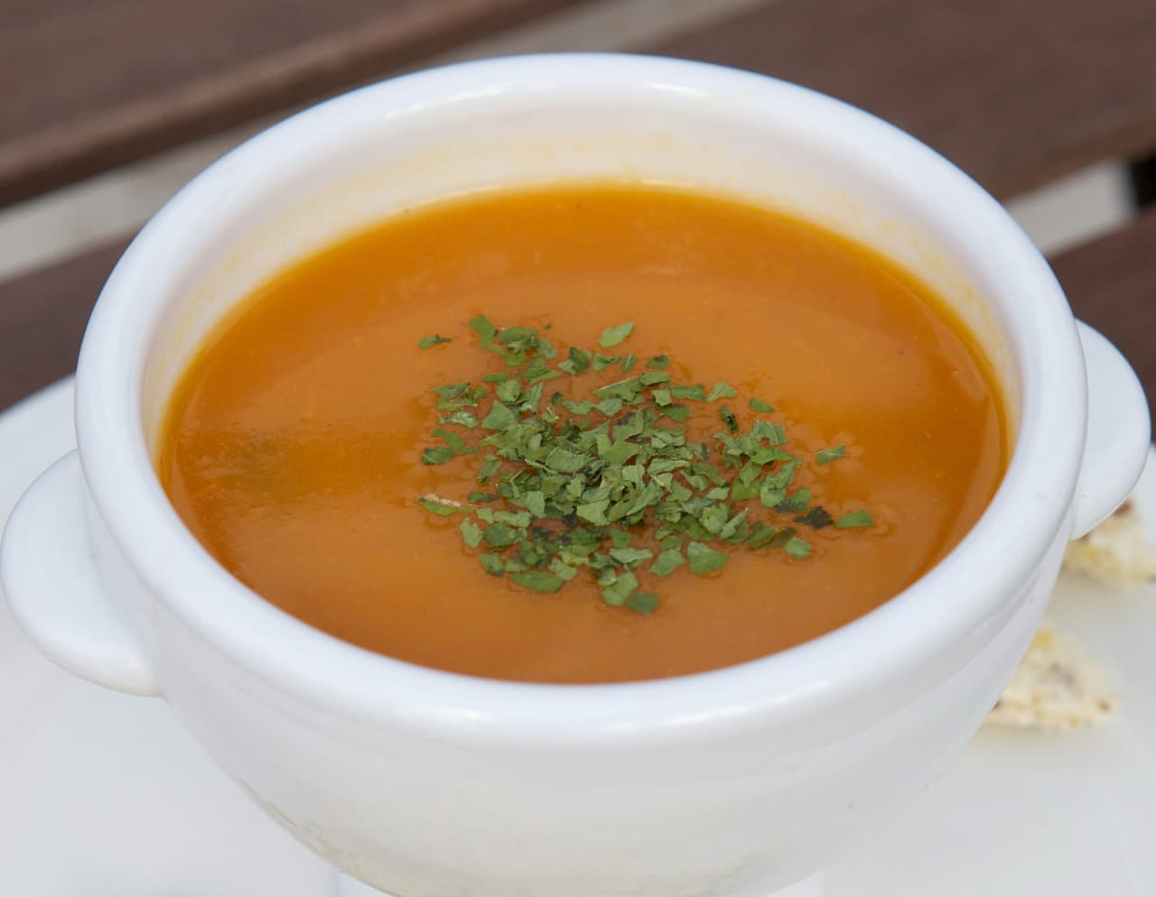 La dieta del pequeño incluye cereales suaves, sopas, frijoles cocidos y licuados o puré de papas.