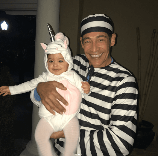Johnny Lozada disfrutó su primer Halloween junto a su nieta Amaia.