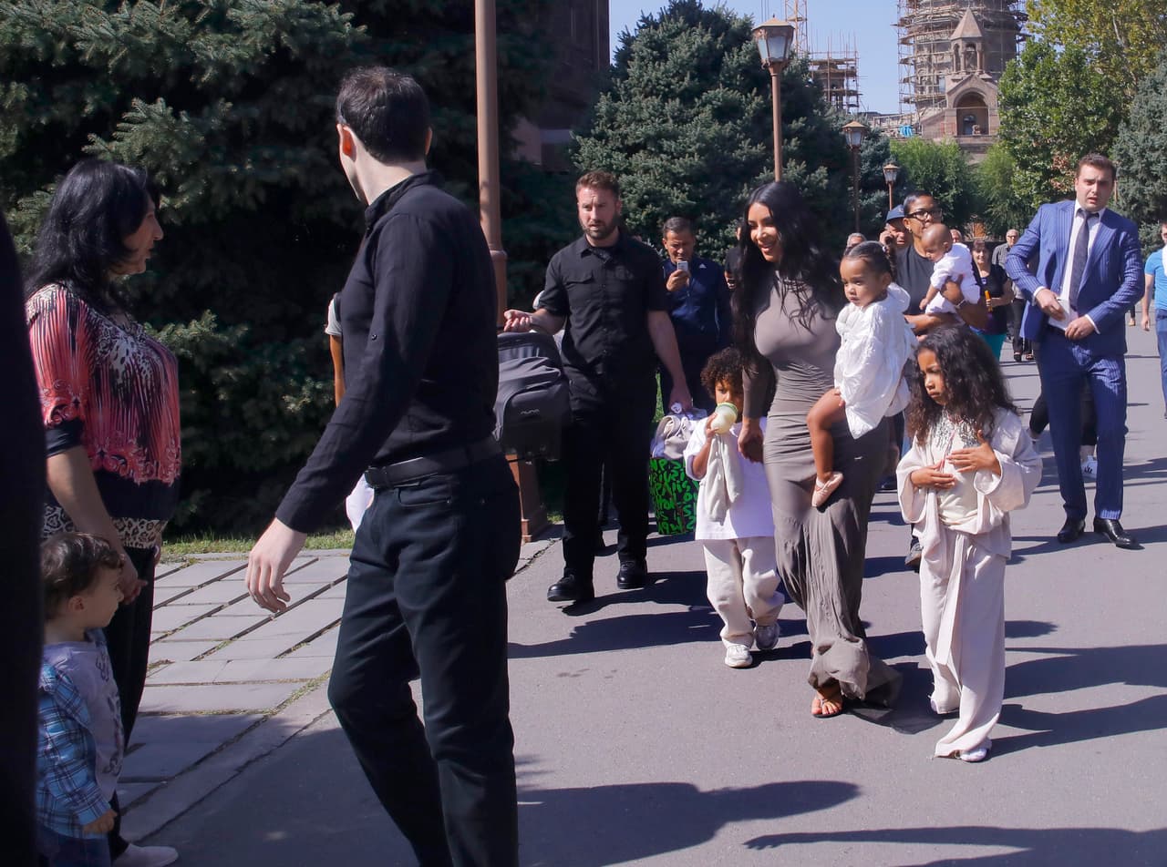 Este lunes, la empresaria y figura televisiva 
<b>Kim Kardashian</b> llevó a sus tres hijos menores, 
<b><a href="https://www.univision.com/famosos/casi-imposible-para-kim-kardashian-tomarse-esta-foto-con-sus-cuatro-hijos-fotos">Saint (3 años), Chicago (1) y Psalm (4 meses)</a></b> a la Catedral Etchmiadzin, en Vagharshapat, Armenia, donde fueron bautizados.