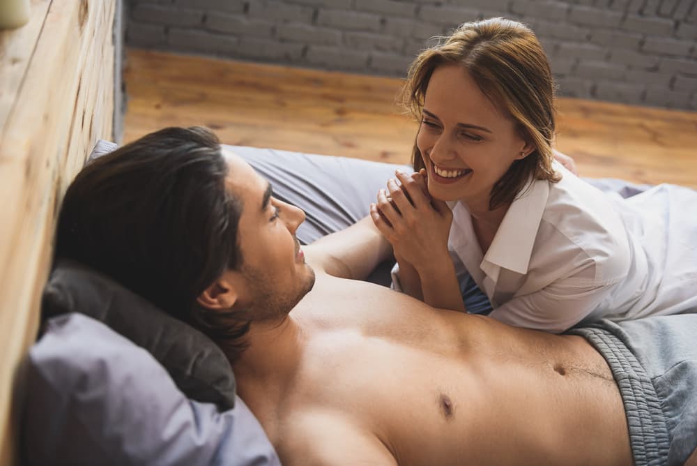 Una vez que se llega al clímax la pareja disfrutará mucho de los momentos posteriores, con abrazos tiernos, caricias, un brindis con alguna bebida que guste a ambos, puede ser un vino espumante, frío, servido en copas, donde ambos se mirarán nuevamente a los ojos... y reafirmarán su confianza mutua, su amor.