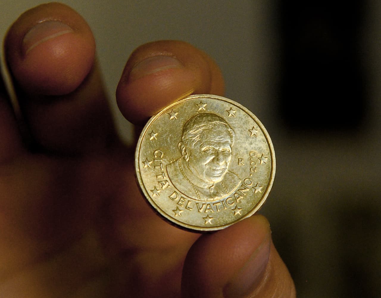 Una moneda de 50 céntimos de euro que muestra la imagen del papa Benedicto XVI, acuñada durante el tiempo que duró su papado, entre 2005 y 2013.