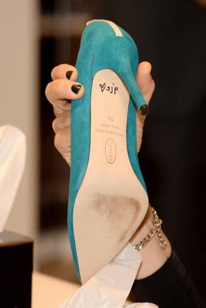 La polifacética actriz, empresaria y madre lanzó su colección de calzado primavera verano donde el romanticismo y lo clásico se impononen a su paso. La estrella de Sex and The City fue acogida por grandes y chicas en un concurrido centro comercial angelino donde sus nuevo diseños se vendieron de inmediato y lo mejor, cada zapato llevó la firma de su creadora de su puño y letra.