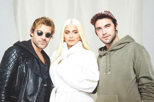 Cabe resaltar que Alessandro y Luca Morelli son dos reconocidos fotógrafos profesionales que han colaborado con marcas de renombre como Dolce & Gabanna, así como con diversas celebridades.