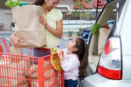 Establece reglas claras que tu hijo debe tomar tu mano cuando esté en un estacionamiento. Si no puedes aguantar su mano, dile que se mantenga cerca del carrito de compras. Puede hacerlo como un juego para que el niño se concentre.