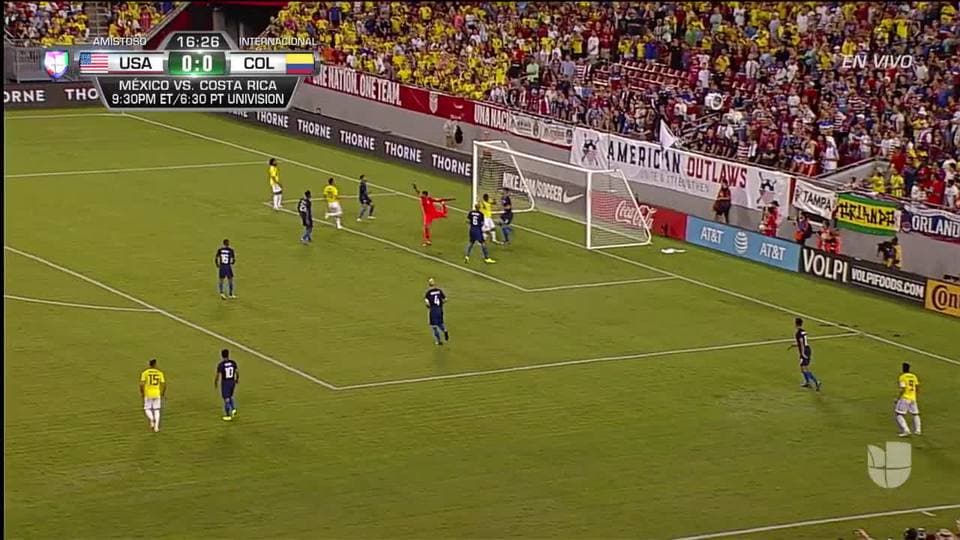 Kellyn Acosta despeja el balón y aleja el peligro