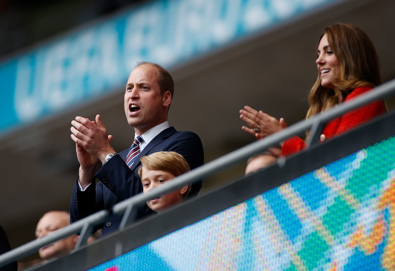 Ambos, junto a Kate Middleton, asistieron al Estadio de Wembley para el partido de octavos de final entre Inglaterra y Alemania. 
<br>