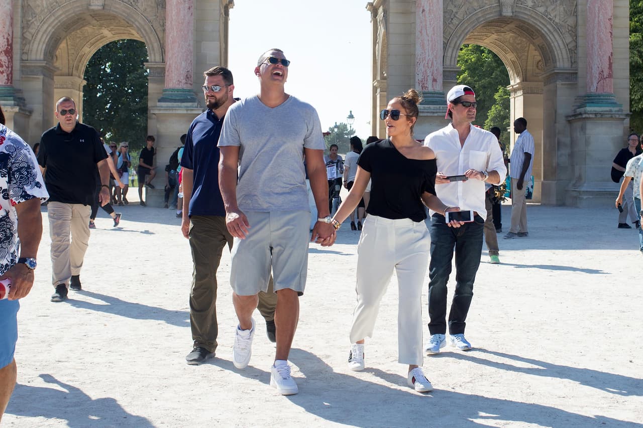 Al día siguiente, para un paseo romántico por Campos Eliseos, Jennifer Lopez eligió un atuendo más casual: pantalones blancos con líneas negras verticales de la marca italiana Brunello Cucinelli ($1,575) unos tenis Gucci:
<a href="https://www.farfetch.com/ar/shopping/women/gucci-ace-sequin-snake-sneakers-item-11814462.aspx?utm_source=Z77QPydcorE&utm_medium=affiliate&utm_campaign=Linkshareus&utm_content=10&utm_term=USNetwork">Ace</a> con una serpiente de lentejuela y cristales de $780 dólares.