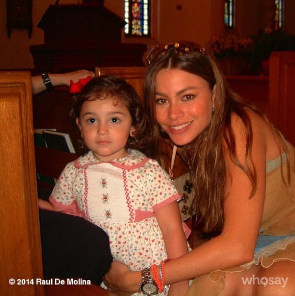 En esta otra fotografía, la hija del Gordo tenía solo 2 añitos y aparece al lado de Sofía Vergara.