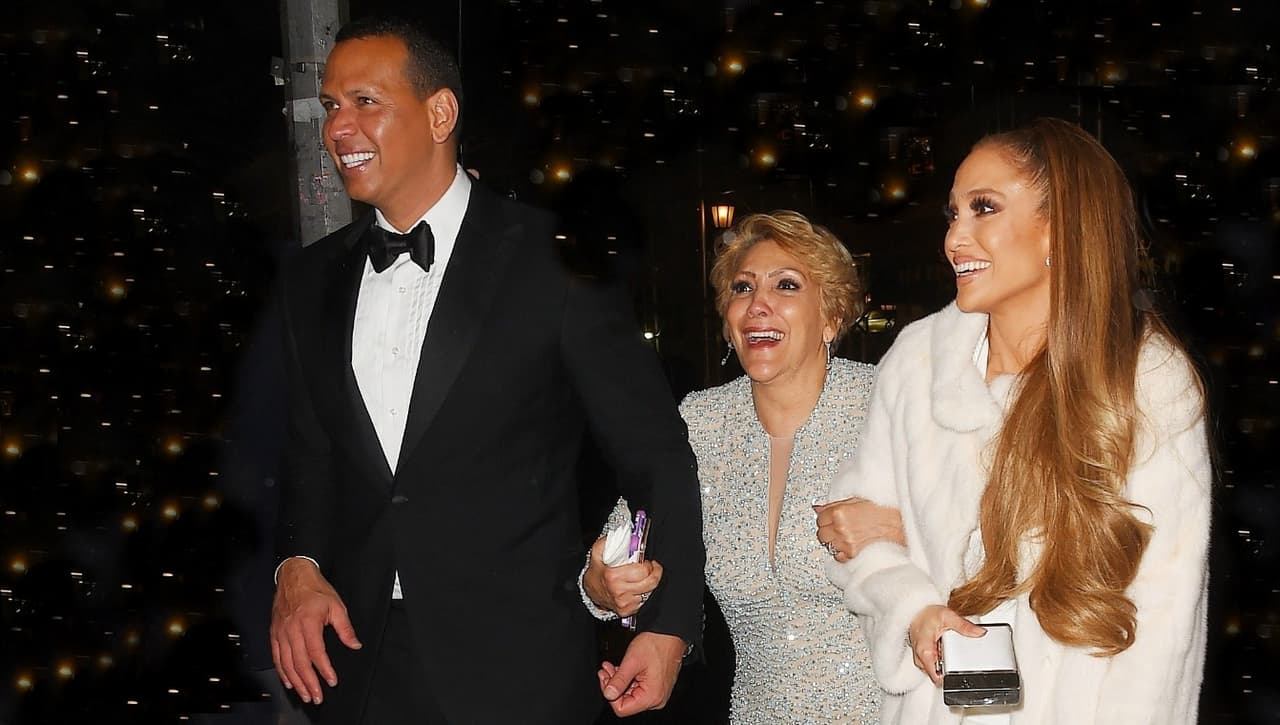 Y es que Jennifer López fue reconocida este martes 24 de abril como una de las 100 personas más influyentes, a nivel mundial, por la revista Time, en un evento al que llevó a su mamá, Guadalupe Rodríguez, quien lució rebosante de júbilo entre su hija y Alex Rodríguez.