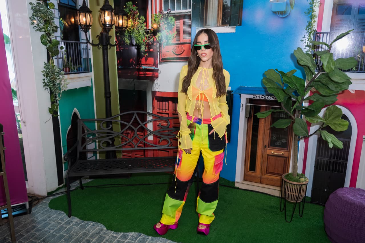 <h2 class="cms-H2-H2">Danna Paola</h2>
<br>
<br>"Tal vez los corazones se rompen por meter personas que no cabían dentro de ellos".