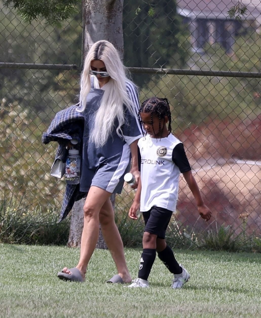 Kardashian llamó la atención porque la prenda deportiva tiene el logotipo de Adidas, marca con la que su ex ha tenido roces en los últimos días.
<br>