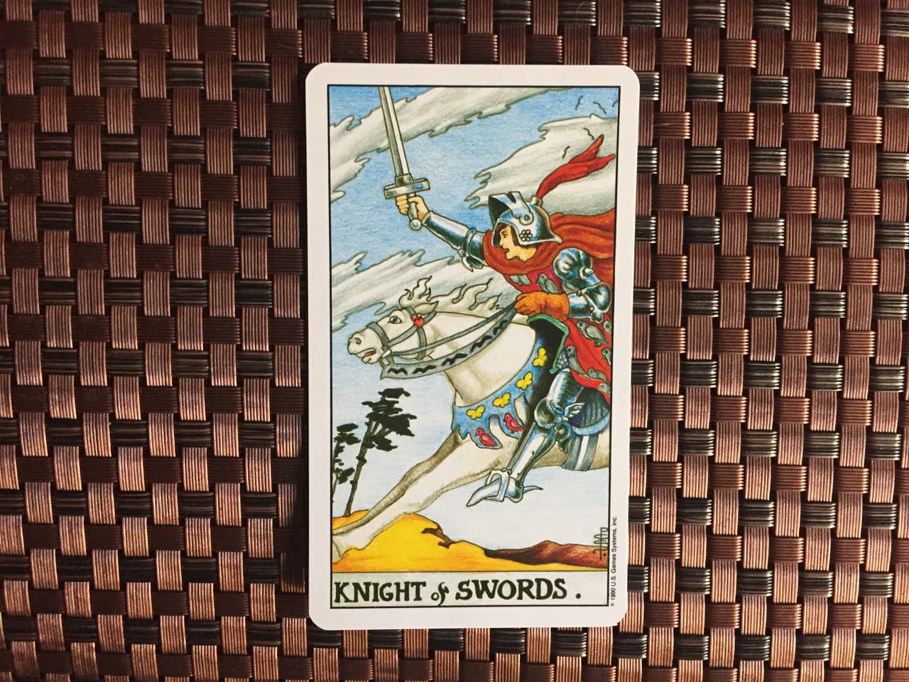 Así, el caballo de espadas no trae malas noticias, pero hay que tener cuidado, ya que puede denotar una aparente despreocupación o poco interés ante los evidentes problemas y peligros que hay en tu camino. Cuando estamos tan determinados o tercos de conseguir algo, tal vez no estamos previendo qué consecuencias habrán.