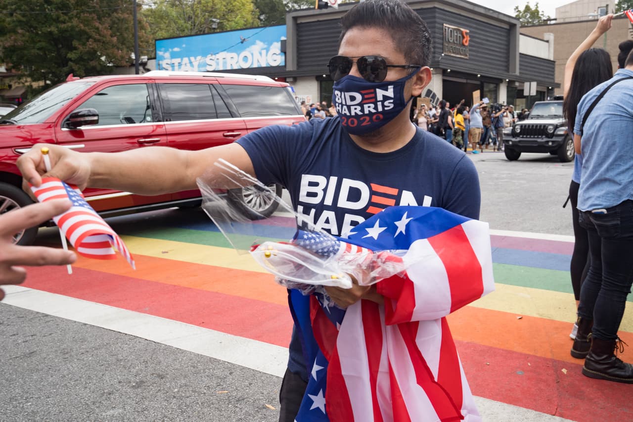 Un partidario de Joe Biden regala banderas en las calles de Atlanta.