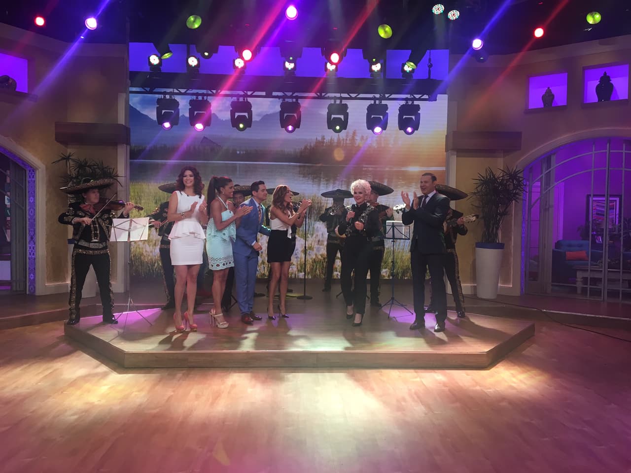 Charytín nos cautivó con su interpretación de 'No me vuelvo a enamorar'.