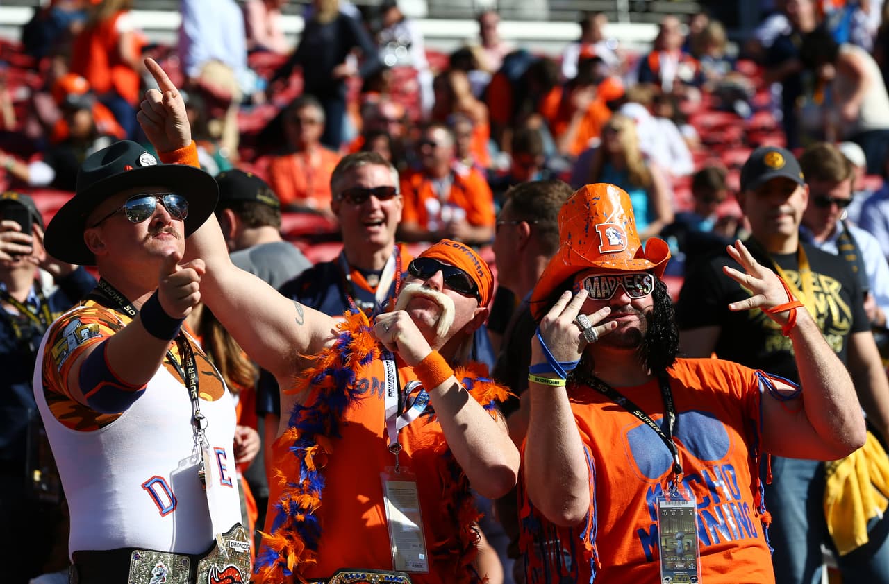 Miles de fanáticos se dieron cita en el estadio Levi’s para disfrutar del Super Bowl 50, el evento deportivo más costoso en la historia de EEUU.