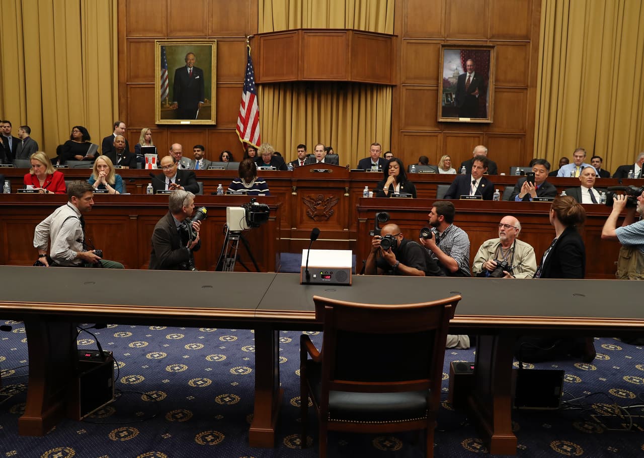 "Barr debería haber respondido preguntas. Este es un día triste en Estados Unidos",
<b><a href="https://twitter.com/thehill/status/1123954645322412032" target="_blank">dijo</a></b> Cohen a la prensa.