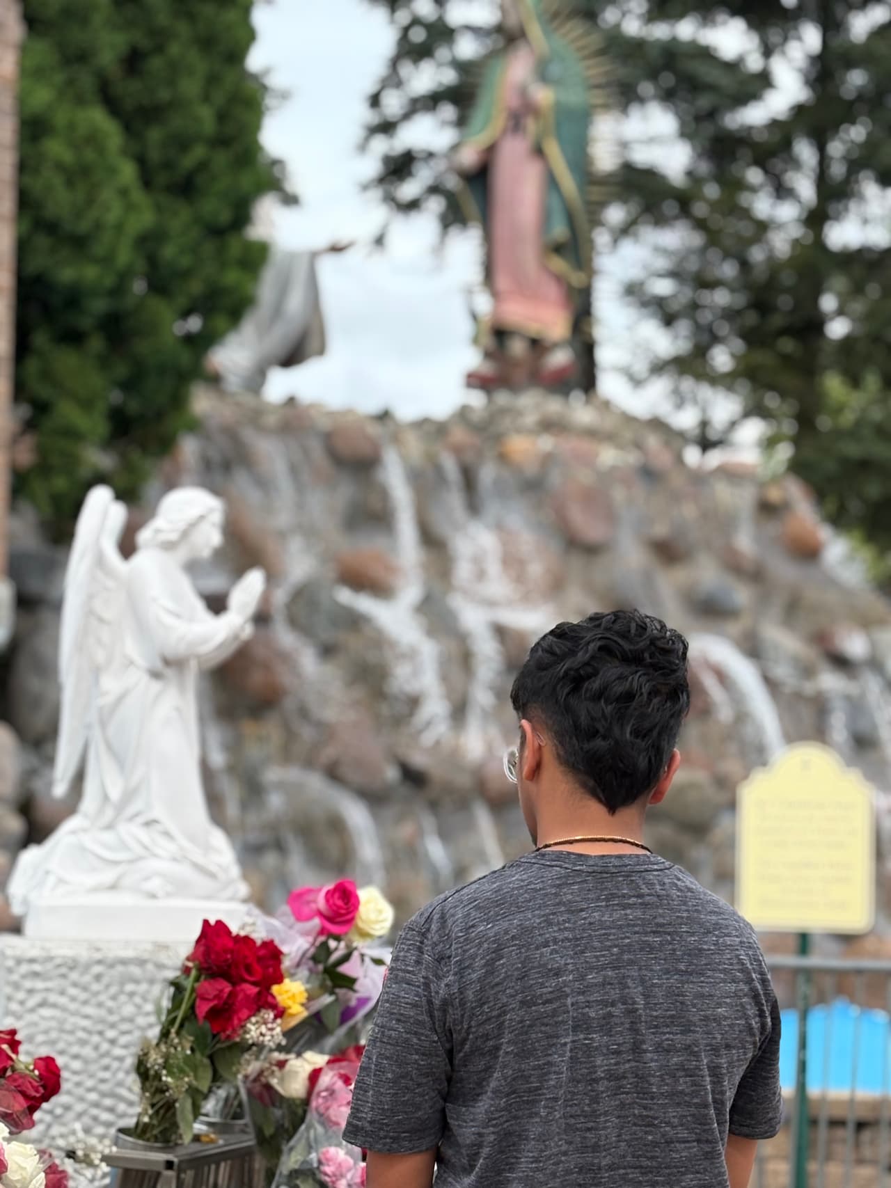 Más de 2,500 fieles acudieron a la misa de bienvenida y participaron después en una procesión hacia la Capilla de San José. Muchos viajaron de diferentes partes 
<b><a href="https://www.univision.com/local/chicago-wgbo/virgen-guadalupe-gira-basilica-cerrito-tepeyac-des-plaines-santuario" target="_blank">para presenciar este inicio</a></b> de la peregrinación.