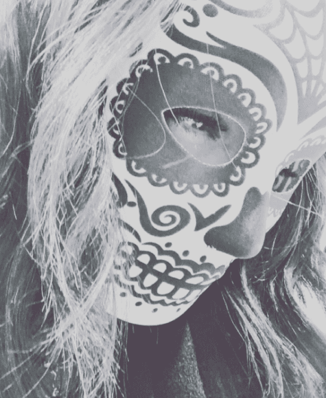 A través de sus redes sociales, Galliano compartió esta imagen donde aparece con una máscara de 'La Catrina'.