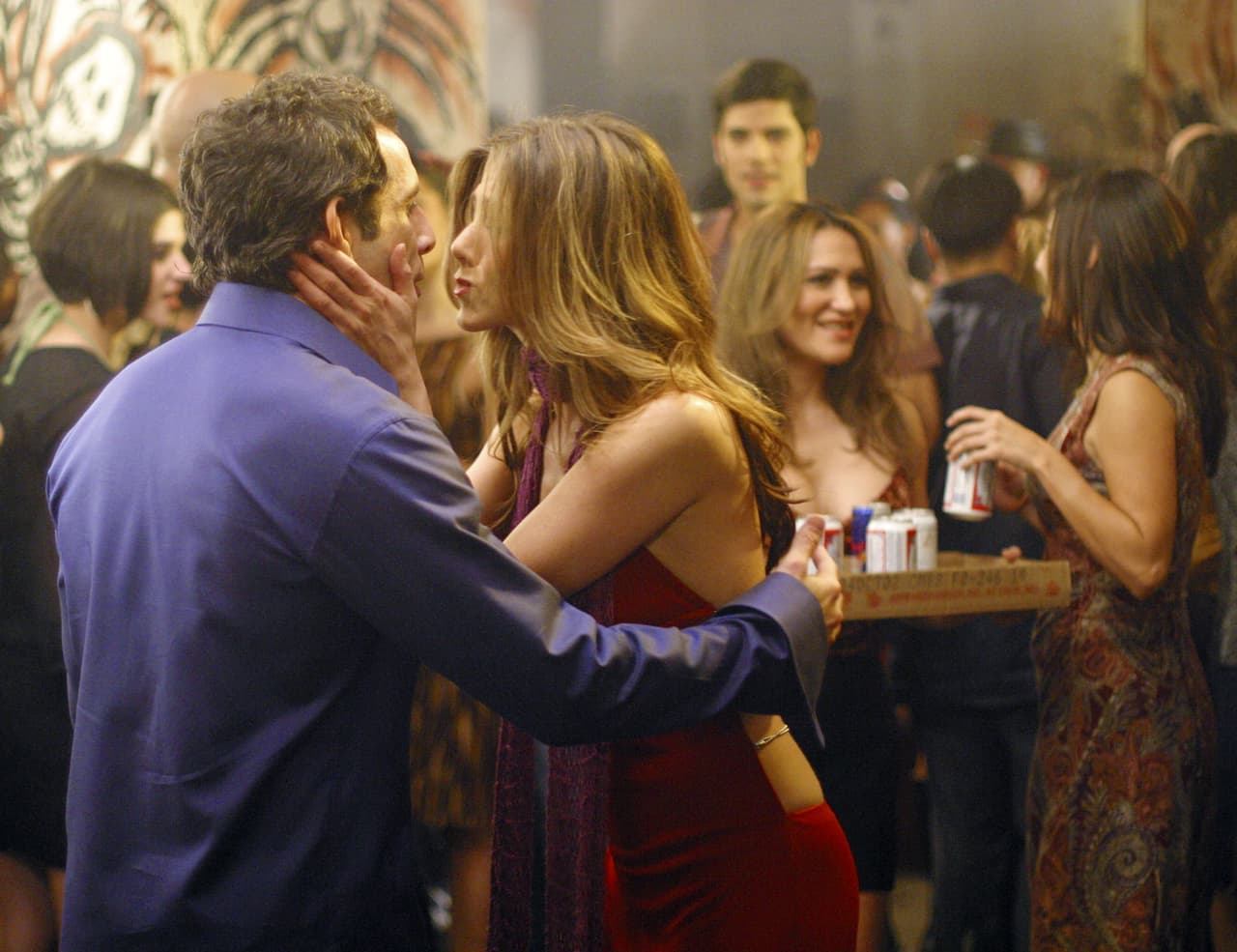 <b>Ben Stiller y Jennifer Aniston: 'Along came Polly' (2004)</b>
<br>
<br>Reuben Feffer (Stiller), empleado de una aseguradora, se reencuentra con una compañera de secundaria, Polly Prince (Aniston), quien acostumbra vivir al lìmite. El beso fue totalmente inesperado para alguien tan juicioso como Feffer. Años después de la filmación de esta cinta, Stiller le presentaría a Aniston a 
<b><a href="https://www.univision.com/entretenimiento/jennifer-aniston-hablo-sobre-sus-matrimonios-con-brad-pitt-y-justin-theroux-y-dijo-que-ambos-fueron-super-exitosos-fotos">Justin Theroux, con quien estuvo casada de 2015 a 2018.</a></b>