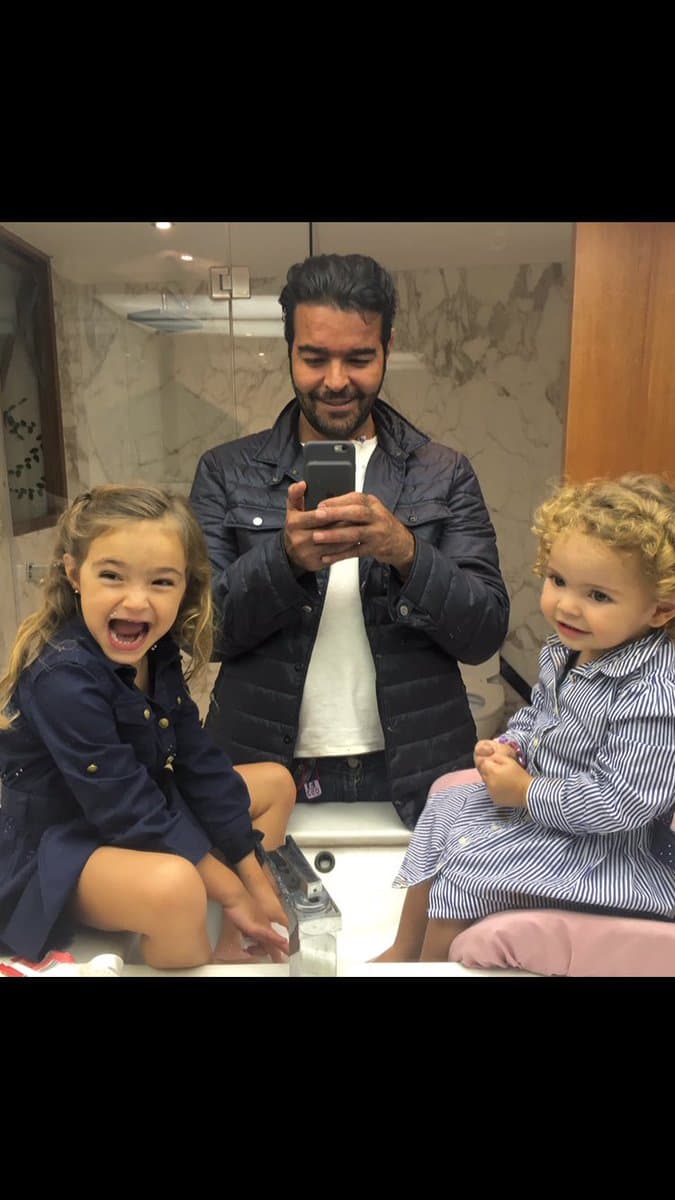 No duda un instante en disfrutar y posar para la foto junto a sus adorables hijas.