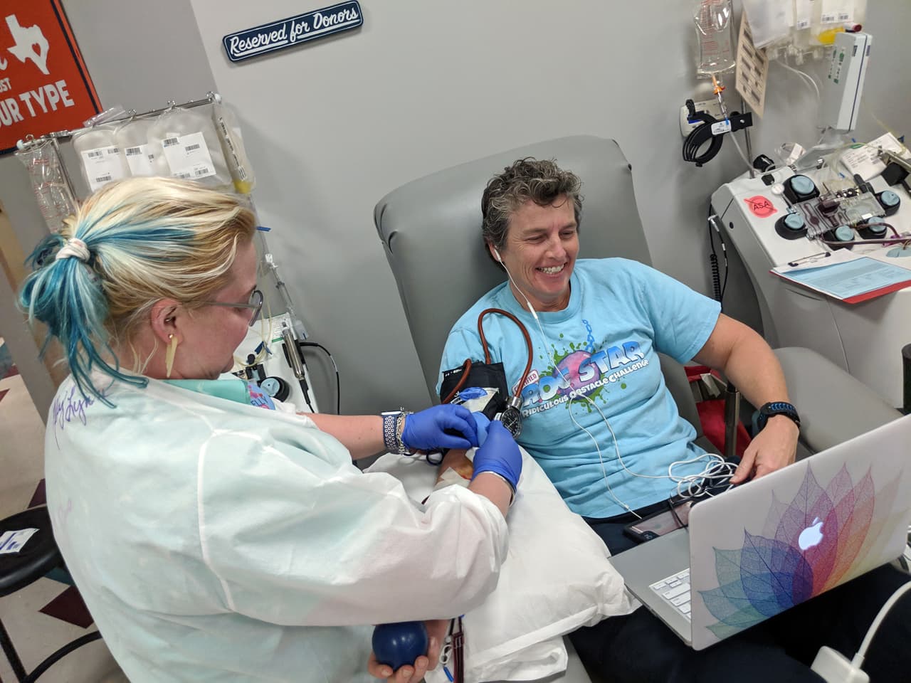 Las donaciones se pueden hacer en cualquiera de los tres centros de donantes del área en North Lamar, Round Rock y South Austin. También hay campañas de donación de sangre móviles programadas semanalmente.