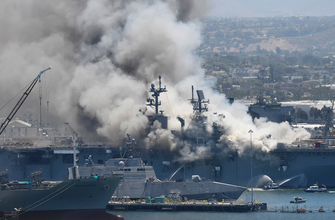 21 personas sufrieron lesiones menores el domingo en una explosión e incendio a bordo de un buque en la 
<b><a href="https://www.univision.com/temas/california">Base Naval de San Diego</a>, informaron autoridades militares.</b>
<br>