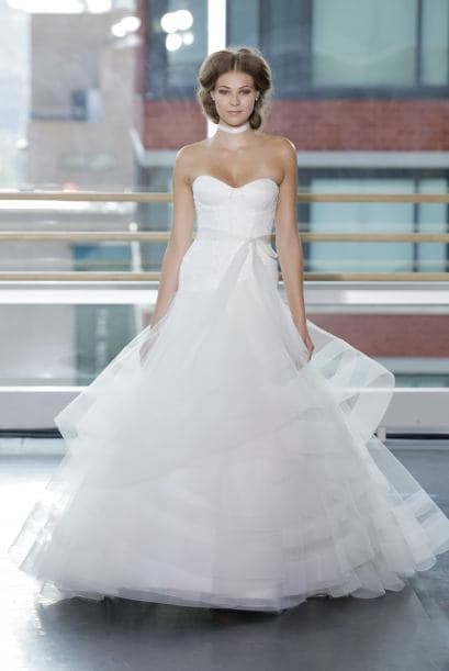 Aunque el blanco no queda descartado por completo, creemos que tiene que ser muy diferente de su vestido anterior. Quizá algo como este modelo de Rita Vinieris-Rivini.