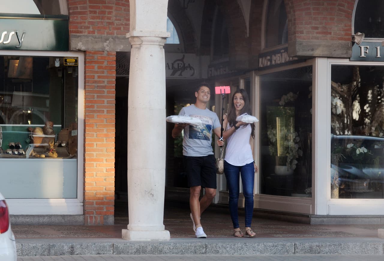 Parece que han derramado tanta miel, que ahora buscan ricos pastelillos para acompañarla.