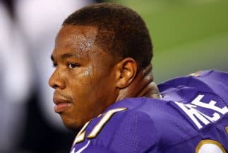La suspensión de Ray Rice por violencia doméstica le costará ingresos tras la cancelación de varios contratos.