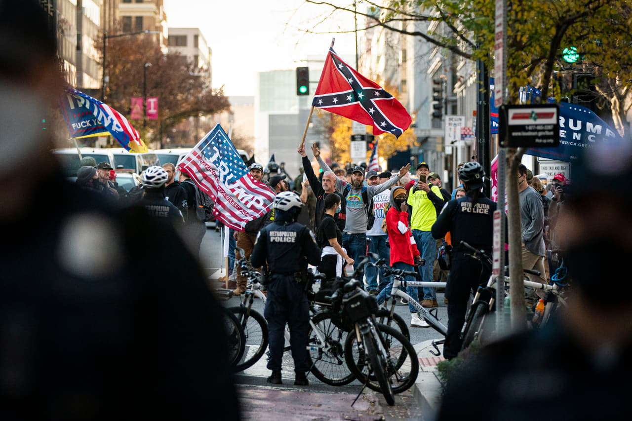 La marcha, con bandera confederada incluida, pasó muy cerca de la plaza 'Black Lives Matter' ('Las vidas negras importan').