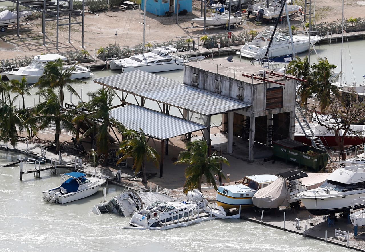 Otra marina en Key Largo con naves destruidas por el paso de Irma. El ojo del huracán no pasó por encima de Key West, la zona más poblada de las islas, 
<a href="http://www.nhc.noaa.gov/text/refresh/MIATCPAT1+shtml/101153.shtml">sino a 20 millas más al oeste.</a>