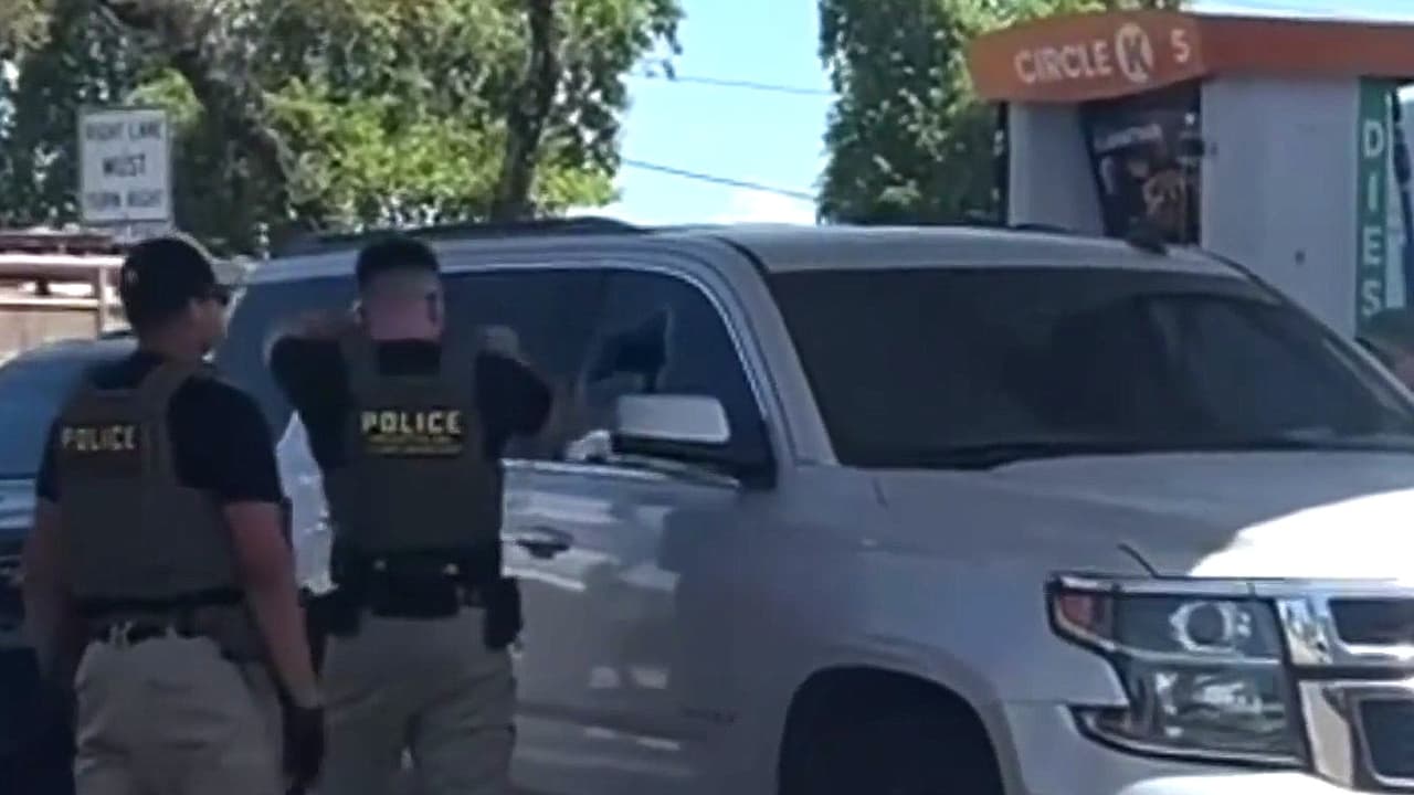 Agentes de ICE quiebran el cristal de un auto para arrestar a un mexicano en gasolinera de Phoenix
