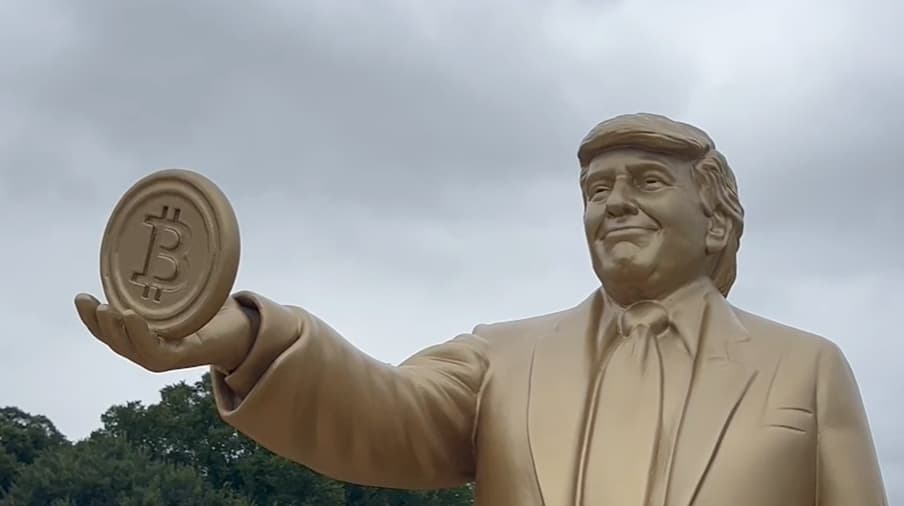 Estatua de Trump con Bitcoin.